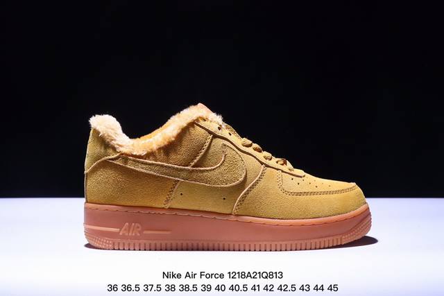 真标耐克nike Air Force 1 Low 空军一号低帮加绒 百搭休闲运动板鞋。柔软、弹性十足的缓震性能和出色的中底设计，横跨复古与现代的外型结合，造就出