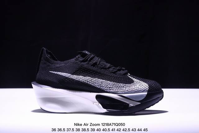 公司级新品发布 Nike Air Zoom Alphafly Next%整体采用前作的设计语言，并且对后者的细节进行升级，马拉松和长距离路跑的性能极限设计而生。