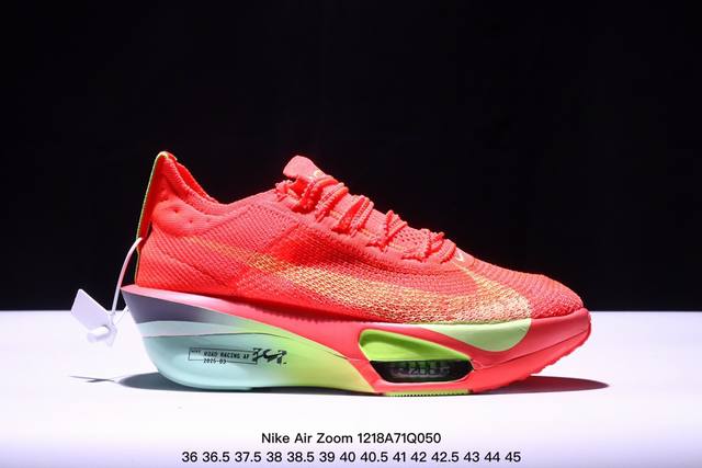 公司级新品发布 Nike Air Zoom Alphafly Next%整体采用前作的设计语言，并且对后者的细节进行升级，马拉松和长距离路跑的性能极限设计而生。