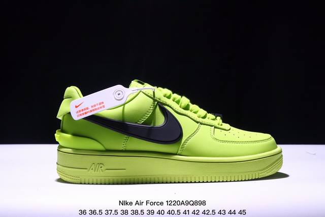 耐克nike Air Force 1 ‘07空军一号低帮百搭休闲运动板鞋。柔软、弹性十足的缓震性能和出色的中底设计，横跨复古与现代的外型结合，造就出风靡全球三十