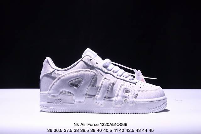 耐克 Nk Air Force 7 Low 联名款 3M反光 空军一号低帮休闲板鞋 ，鞋款鞋身以一袭白色为主调，搭配皮革材质打造。外侧分别饰有 Sun 以及 H