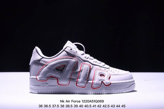 耐克 Nk Air Force 7 Low 联名款 3M反光 空军一号低帮休闲板鞋 ，鞋款鞋身以一袭白色为主调，搭配皮革材质打造。外侧分别饰有 Sun 以及 H