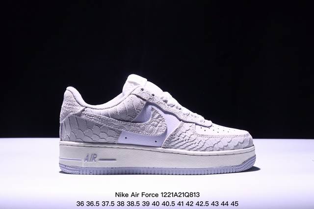 真标耐克nike Air Force 7空军一号低帮百搭休闲运动板鞋。柔软、弹性十足的缓震性能和出色的中底设计，横跨复古与现代的外型结合，造就出风靡全球三十多年