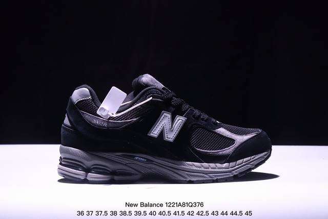 公司级new Balance 2002R 跑鞋 沿袭了面世之初的经典科技，以 Encap 中底配以升级版 N-Ergy 缓震物料。鞋面则采用特色的柔软麂皮搭以