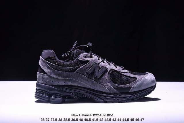 公司级new Balance 2R 跑鞋 沿袭了面世之初的经典科技，以 Encap 中底配以升级版 N-Ergy 缓震物料。鞋面则采用特色的柔软麂皮搭以 New