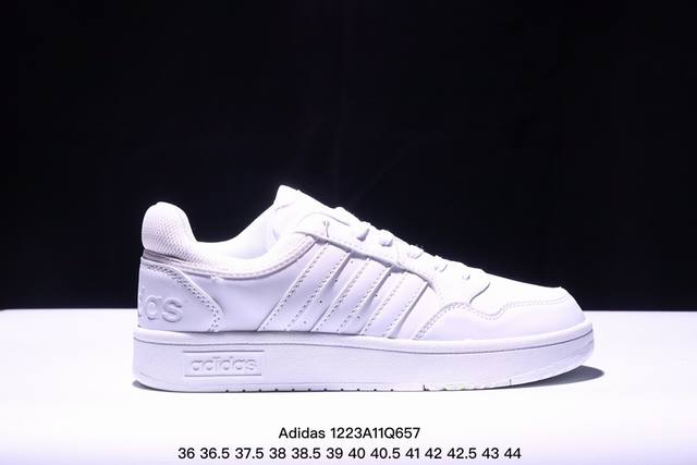 Adidas 阿迪达斯 升级原楦原纸版数据开发版型，采用固色二层皮组合鞋面材质，全新独立开发rb耐磨橡胶外底组合外露轻量eva中底缓震嵌片最近超级火的一双鞋，阿