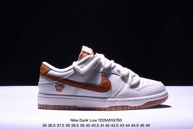 公司级！Futura X Nike Dunk Low Sb联名 解构绑带滑板鞋 这双鞋带系统延续了今年的代表性风格，搭配亮粉色鞋带，保持了 Dunk Sb Lo