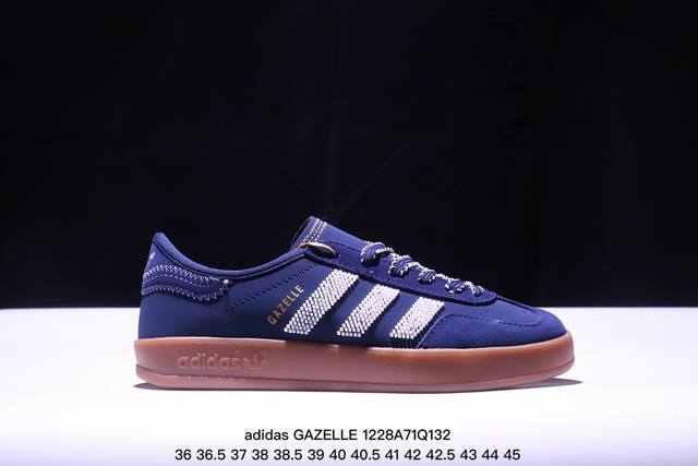 公司级clot X Adidas Originals Gazelle 重磅联名 这款鞋在保留gazelle经典轮廓的同时，注入了创新设计元素。其以“光环象牙”为