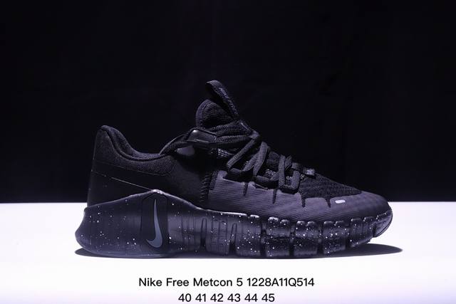 Nike 耐克 Nike Free Metcon 5 训练鞋，在训练中解锁无限可能。 该训练鞋加大前足柔韧灵活性，并以泡绵加固后跟， 有助于在跳跃训练和有氧课程