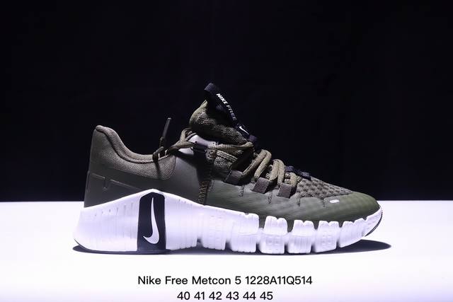 Nike 耐克 Nike Free Metcon 5 训练鞋，在训练中解锁无限可能。 该训练鞋加大前足柔韧灵活性，并以泡绵加固后跟， 有助于在跳跃训练和有氧课程