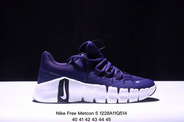 Nike 耐克 Nike Free Metcon 5 训练鞋，在训练中解锁无限可能。 该训练鞋加大前足柔韧灵活性，并以泡绵加固后跟， 有助于在跳跃训练和有氧课程