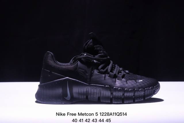 Nike 耐克 Nike Free Metcon 5 训练鞋，在训练中解锁无限可能。 该训练鞋加大前足柔韧灵活性，并以泡绵加固后跟， 有助于在跳跃训练和有氧课程