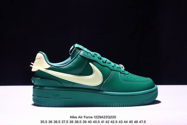 耐克 Nike Air Force 1 '07 Low 空军一号全黑高帮，柔软、弹性十足的缓震性能和出色的中底设计，横跨复古与现代的外型结合，造就出风靡全球三十