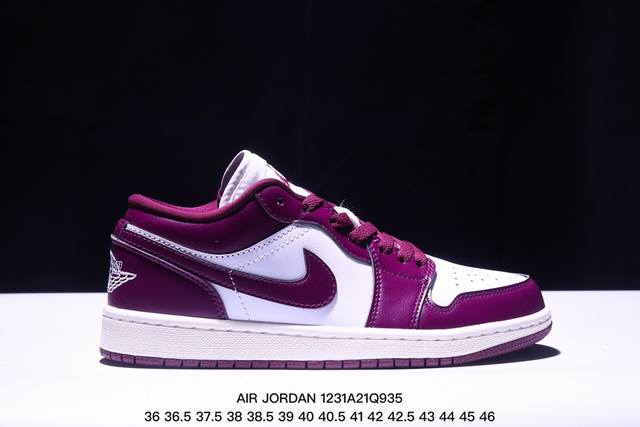 乔丹一代 Air Jordan 1 乔1 低帮aj1倒勾系列 运动鞋复古休闲篮球鞋 提高了与足部的贴合度，给人不一样的穿着体验。鞋底的平稳支撑，让你在运动中随意