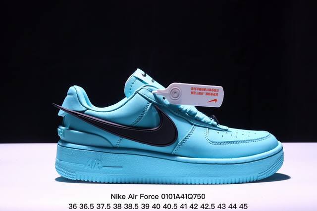 耐克 Nike Air Force 1 ’07 空军一号低帮百搭休闲运动板鞋。柔软、弹性十足的缓震性能和出色的中底设计，横跨复古与现代的外型结合，造就出风靡全球