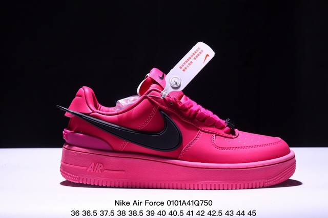 耐克 Nike Air Force 1 ’07 空军一号低帮百搭休闲运动板鞋。柔软、弹性十足的缓震性能和出色的中底设计，横跨复古与现代的外型结合，造就出风靡全球