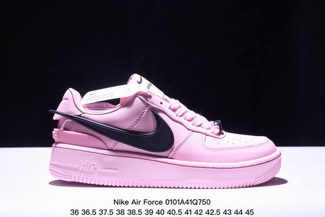 耐克 Nike Air Force 1 ’07 空军一号低帮百搭休闲运动板鞋。柔软、弹性十足的缓震性能和出色的中底设计，横跨复古与现代的外型结合，造就出风靡全球