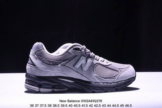 公司级new Balance 2002R 新百伦经典配色 沿袭了面世之初的经典科技，以encap中底配以升级版n-Ergy缓震物料。鞋面则采用特色的柔软麂皮搭以