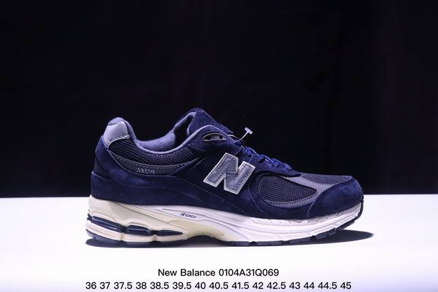 新百伦 New Balance 2002R 跑鞋 男女运动鞋 潮老爹鞋。沿袭了面世之初的经典科技，以 Encap 中底配以升级版 N-Ergy 缓震物料。鞋面则