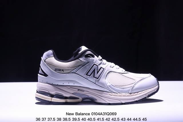 新百伦 New Balance 2002R 跑鞋 男女运动鞋 潮老爹鞋。沿袭了面世之初的经典科技，以 Encap 中底配以升级版 N-Ergy 缓震物料。鞋面则