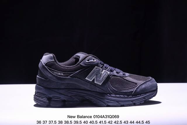 新百伦 New Balance 2002R 跑鞋 男女运动鞋 潮老爹鞋。沿袭了面世之初的经典科技，以 Encap 中底配以升级版 N-Ergy 缓震物料。鞋面则