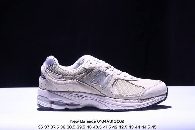 新百伦 New Balance 2002R 跑鞋 男女运动鞋 潮老爹鞋。沿袭了面世之初的经典科技，以 Encap 中底配以升级版 N-Ergy 缓震物料。鞋面则