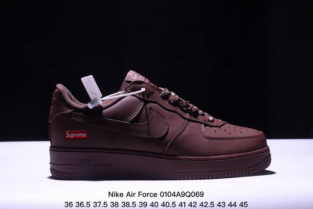 二层皮 耐克 Nike Air Force 1 ’07 空军一号低帮百搭休闲运动板鞋。柔软、弹性十足的缓震性能和出色的中底设计，横跨复古与现代的外型结合，造就出