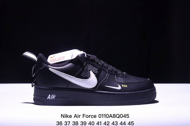 Nike Air Force 1 ’07 Low 空军一号低帮百搭休闲运动板鞋。柔软、弹性十足的缓震性能和出色的中底设计，横跨复古与现代的外型结合，造就出风靡全