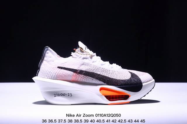 公司级新品发布 Nike Air Zoom Alphafly Next%整体采用前作的设计语言，并且对后者的细节进行升级，马拉松和长距离路跑的性能极限设计而生。