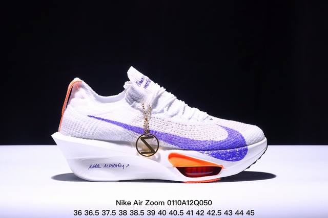 公司级新品发布 Nike Air Zoom Alphafly Next%整体采用前作的设计语言，并且对后者的细节进行升级，马拉松和长距离路跑的性能极限设计而生。