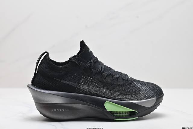 公司级新品发布 Nike Air Zoom Alphafly Next% 整体采用前作的设计语言，并且对后者的细节进行升级，马拉松和长距离路跑的性能极限设计而生