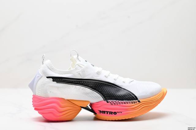 公司级Puma Fast-Rb Nitro Elite Ld彪马异爪 碳板纤维长距离竞速跑鞋 新配色的鞋面采用了系带式的Ultraweave高性能材质，确保鞋身