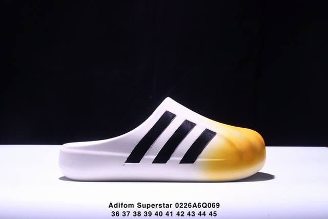 Adidas Originals Adifom Superstar 木屐鞋 鞋子由 50% 的天然和可再生材料制成，其特点是采用由甘蔗衍生物制成的类似泡沫的结构